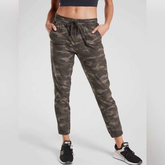 Athleta Camo Farallon Joggers Size 22 - Picture 1 of 9
